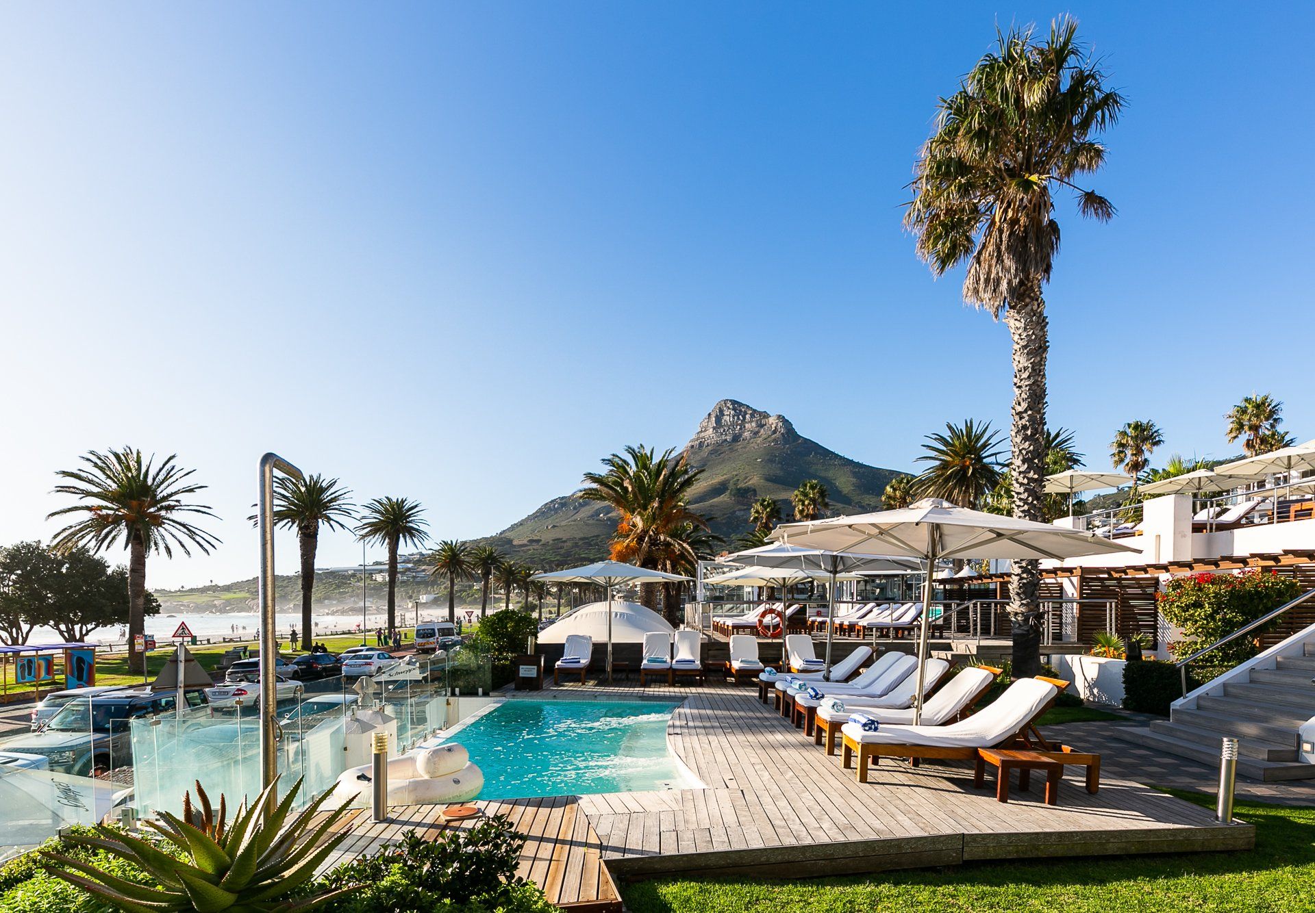 حوض السباحة