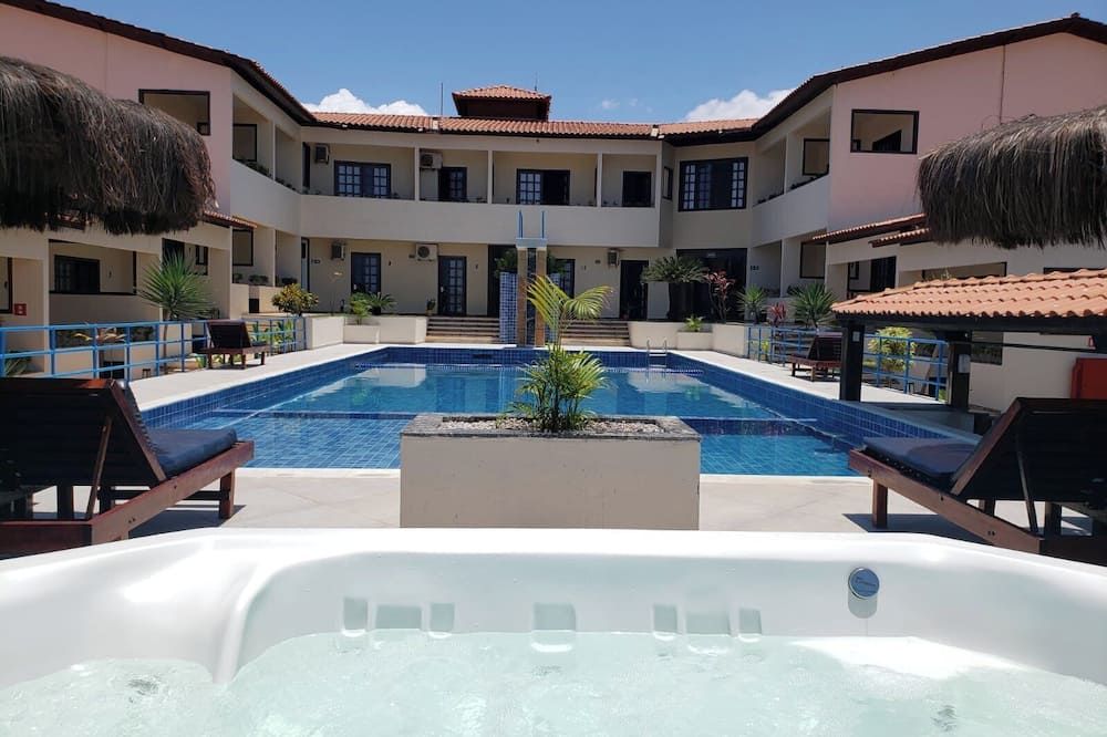 حوض السباحة