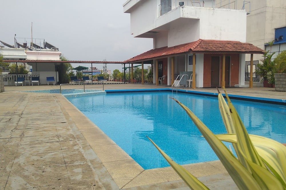 حوض السباحة