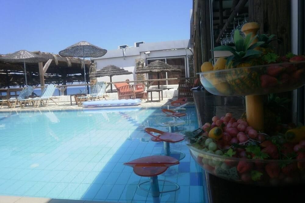 حوض السباحة