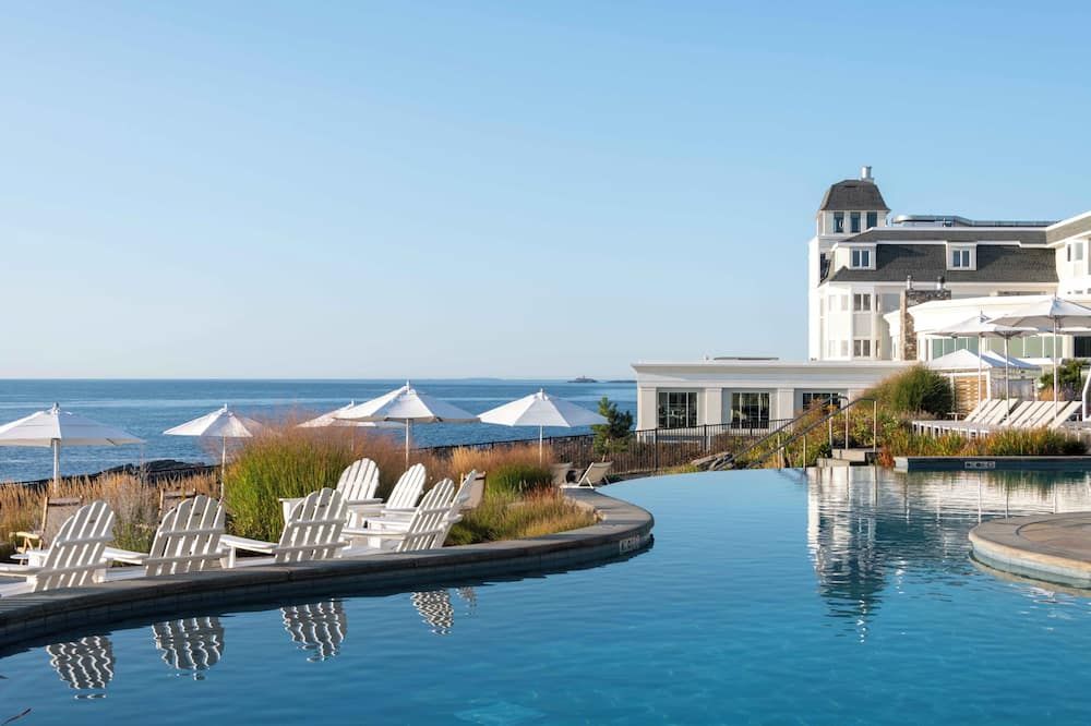 حوض السباحة