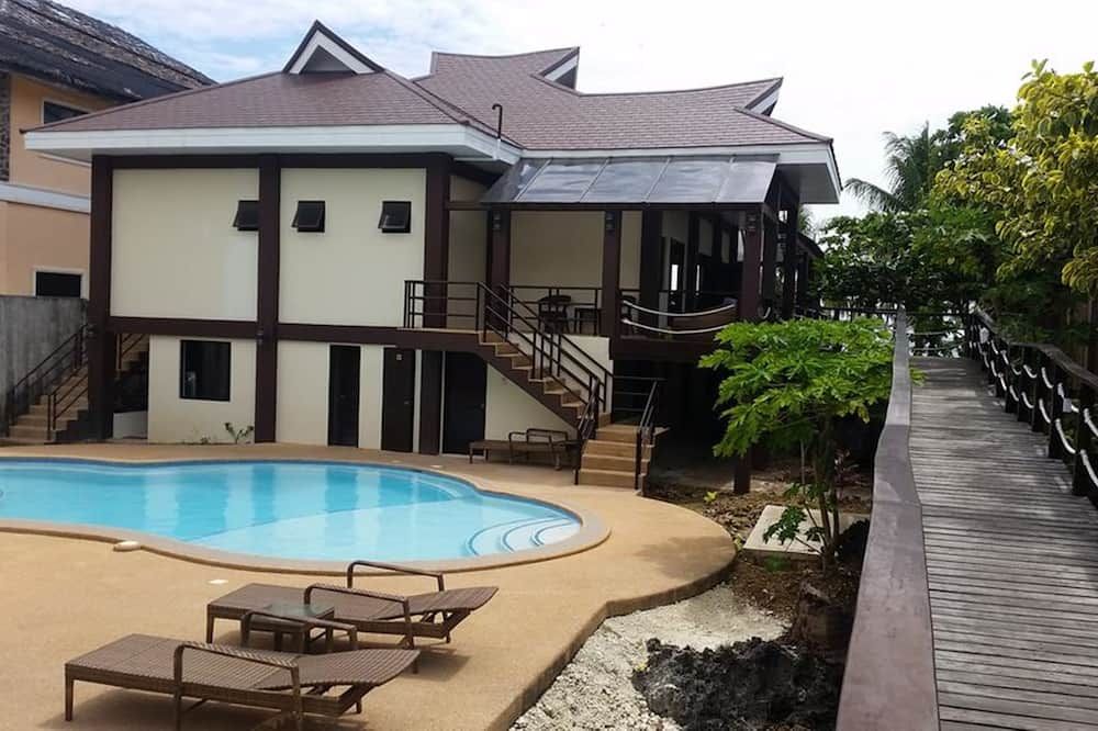 حوض السباحة