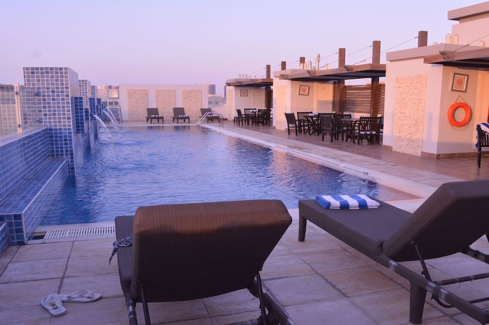 حوض السباحة