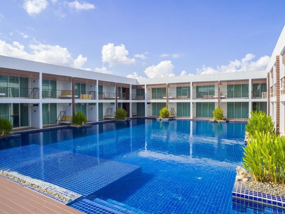 حوض السباحة