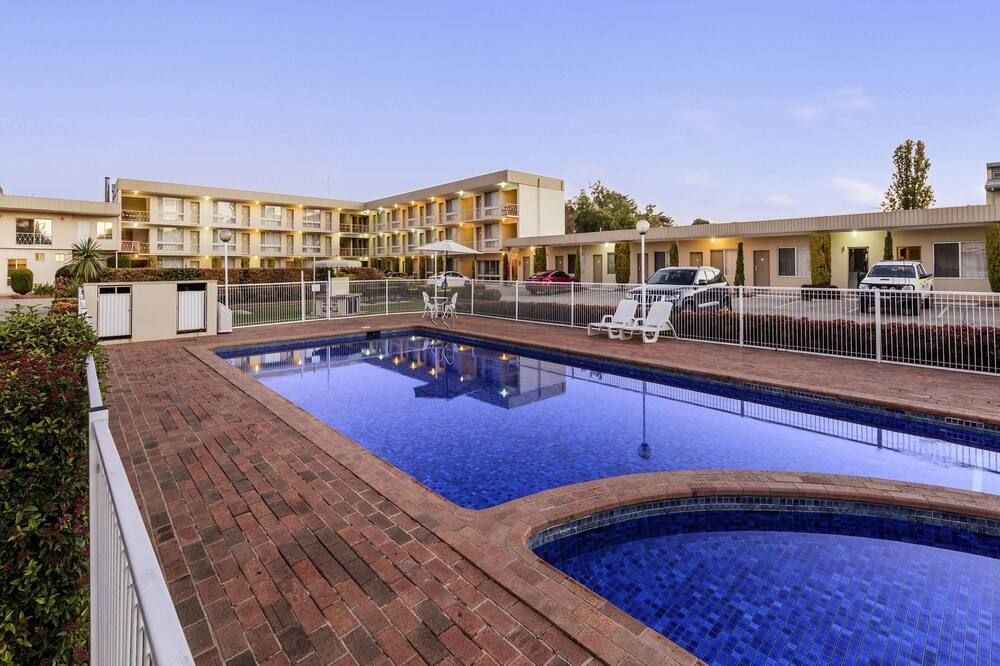 حوض السباحة