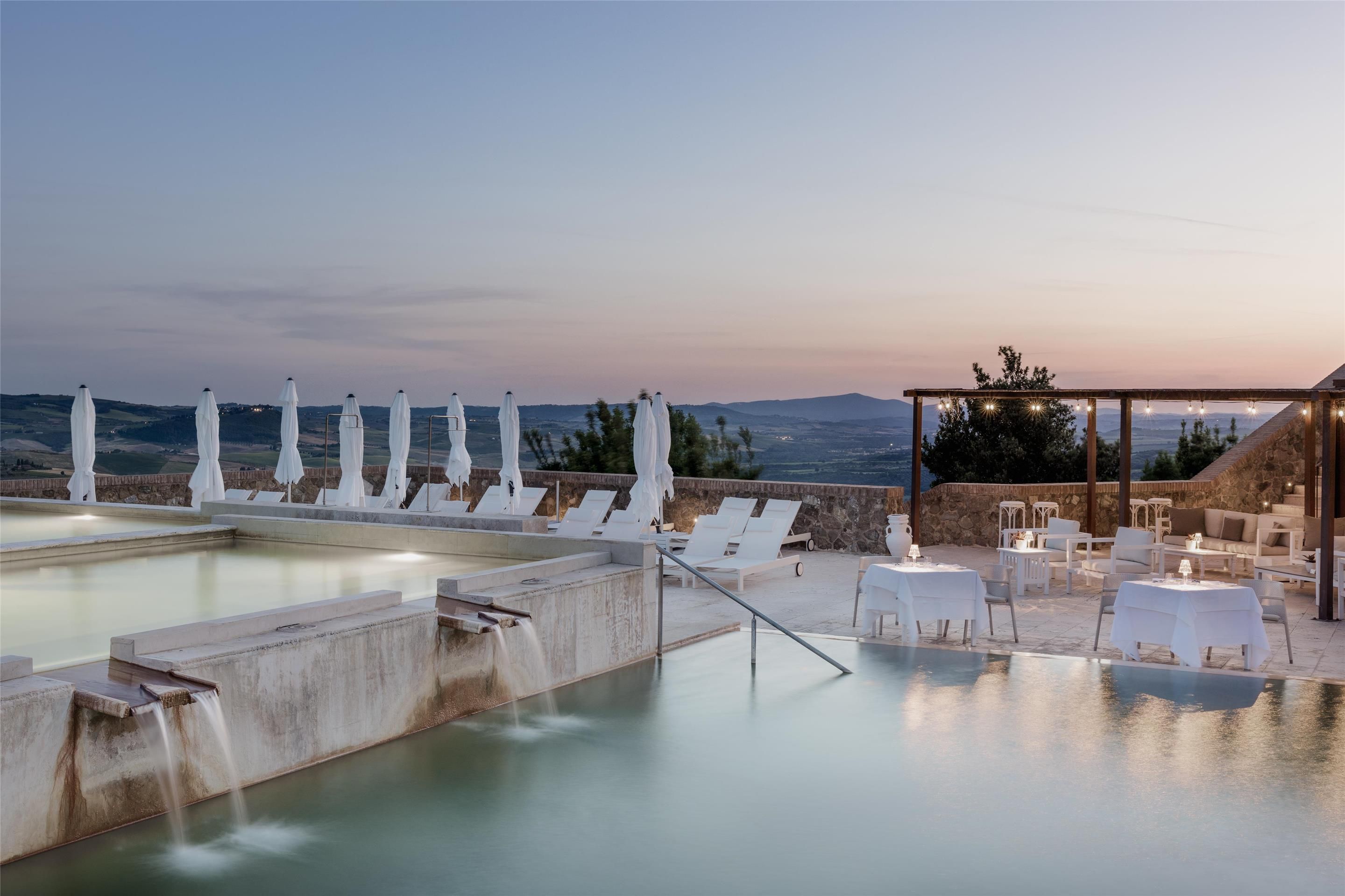 حوض السباحة