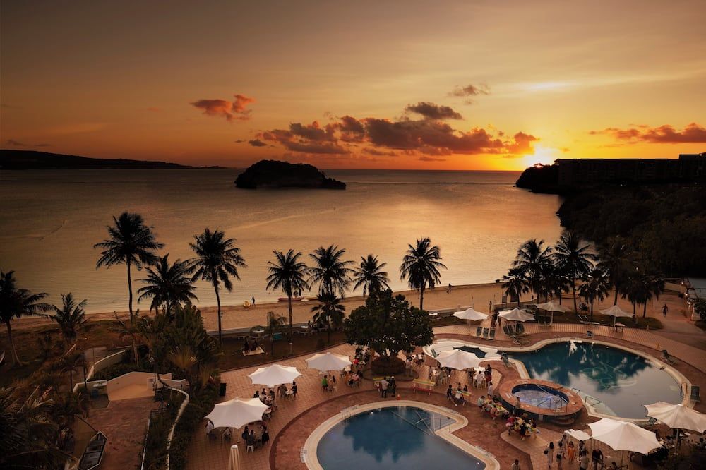 حوض السباحة