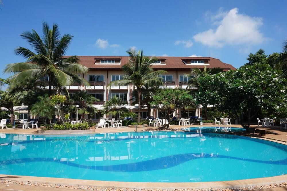 حوض السباحة