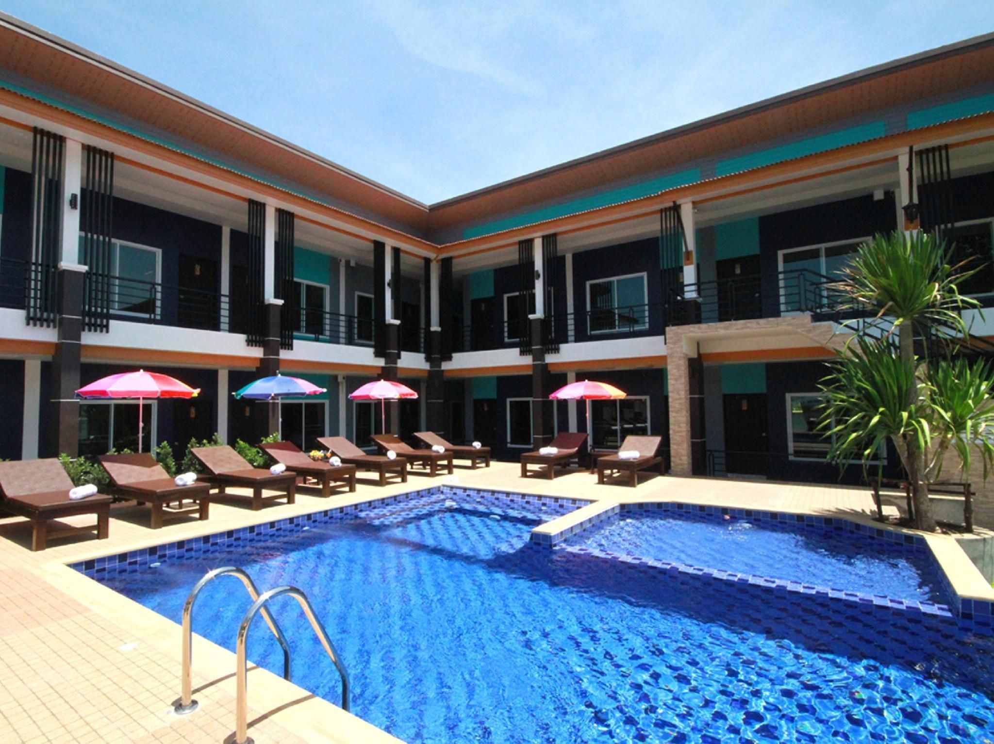 حوض السباحة