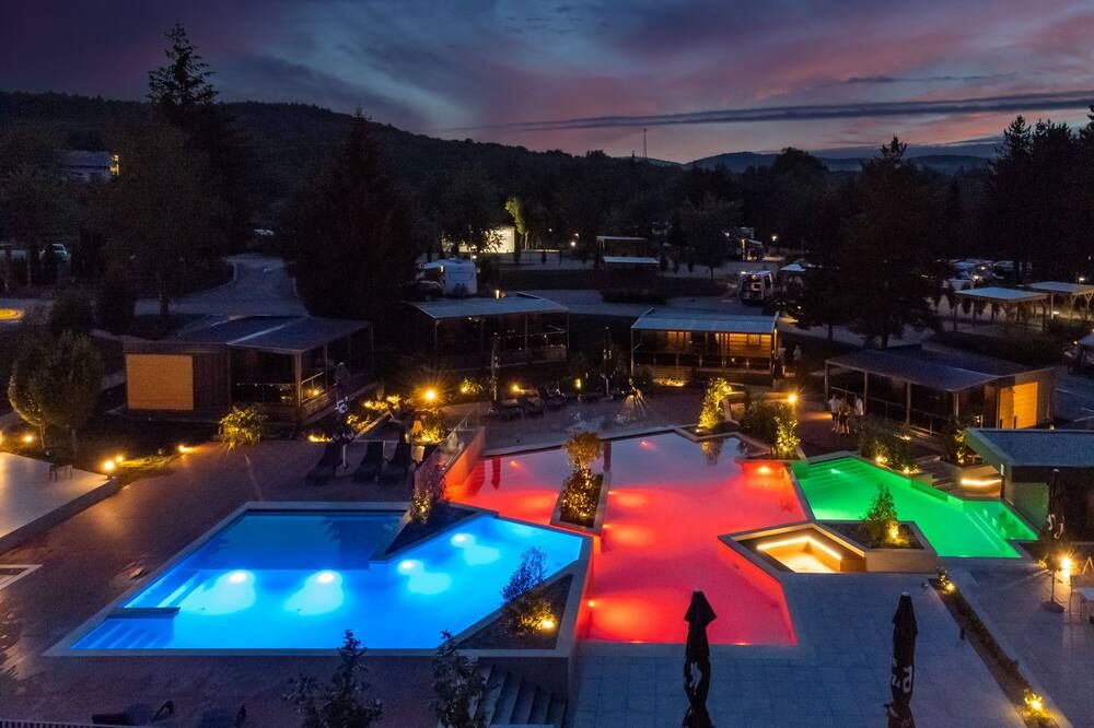 حوض السباحة