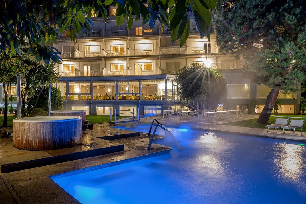 حوض السباحة