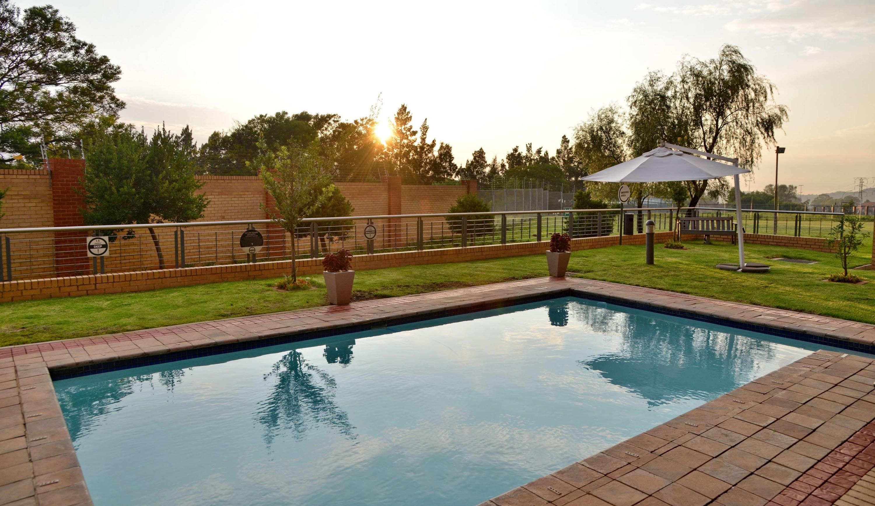 حوض السباحة