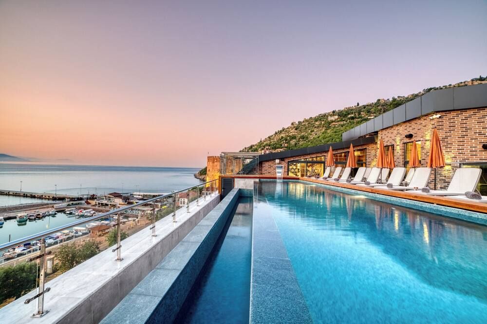 حوض السباحة