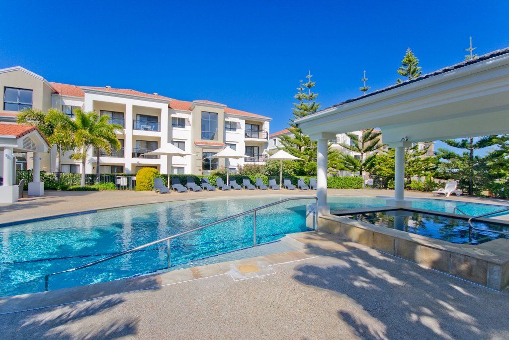 حوض السباحة