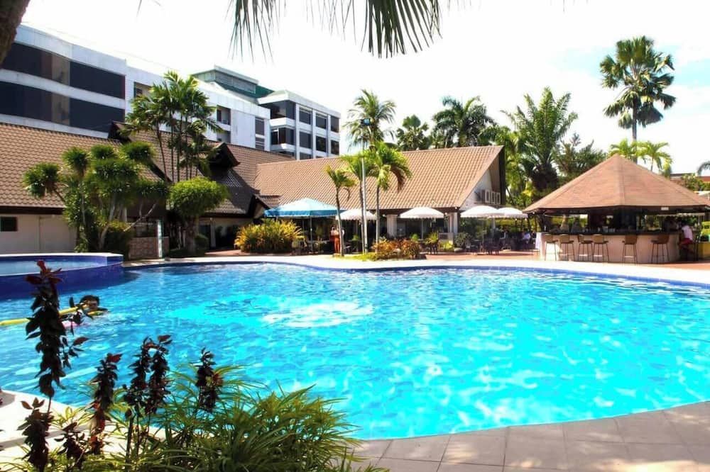 حوض السباحة