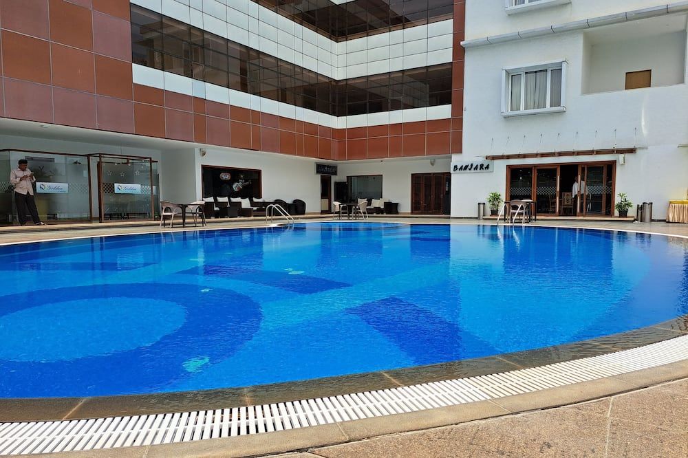 حوض السباحة