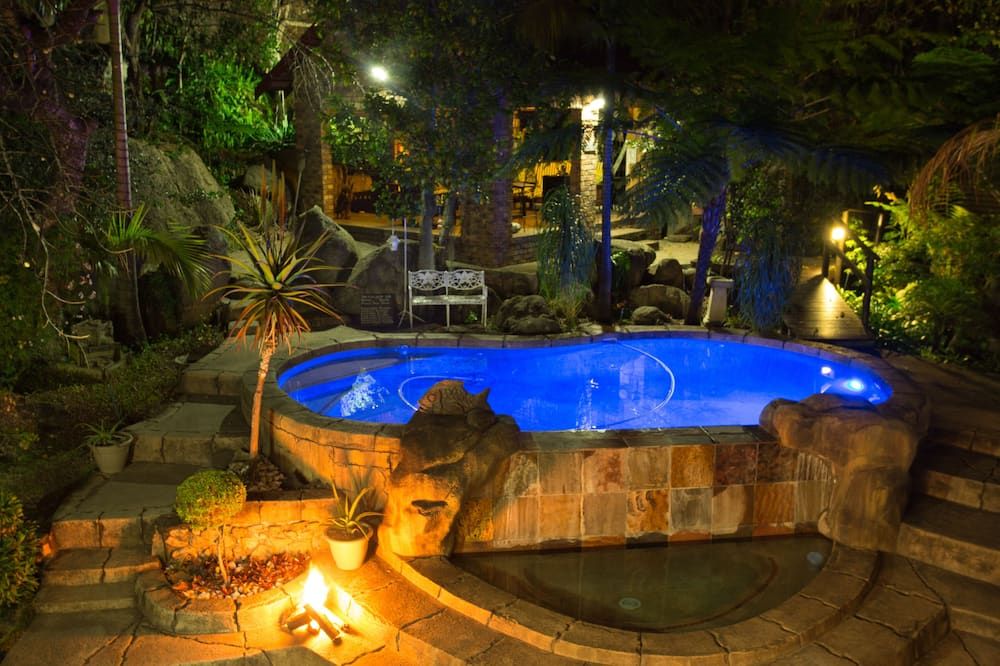 حوض السباحة