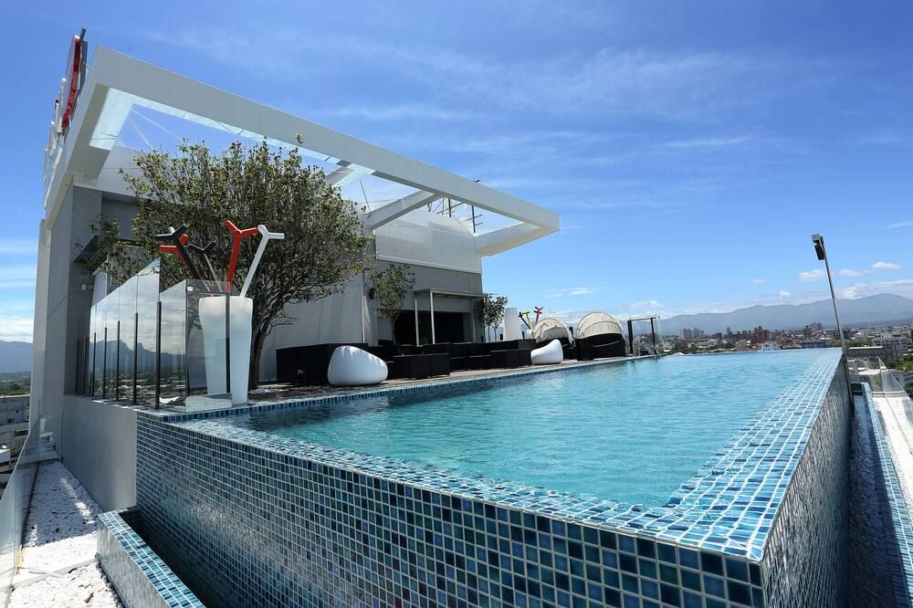 حوض السباحة