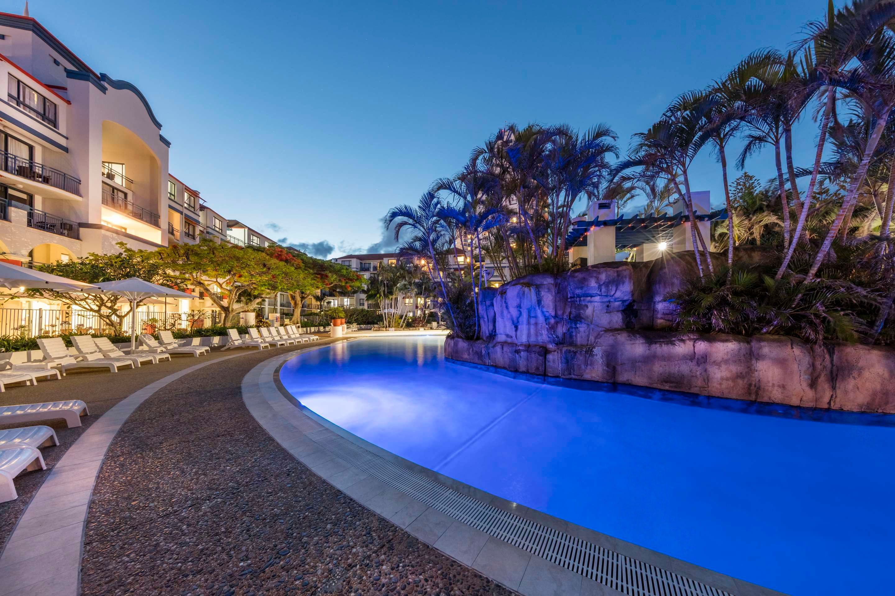 حوض السباحة