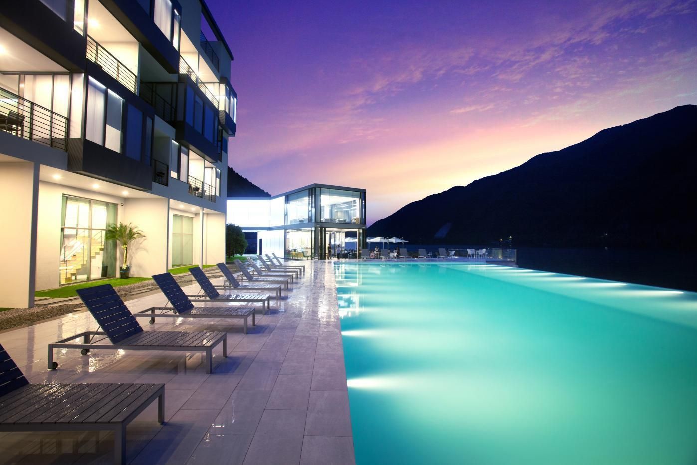 حوض السباحة