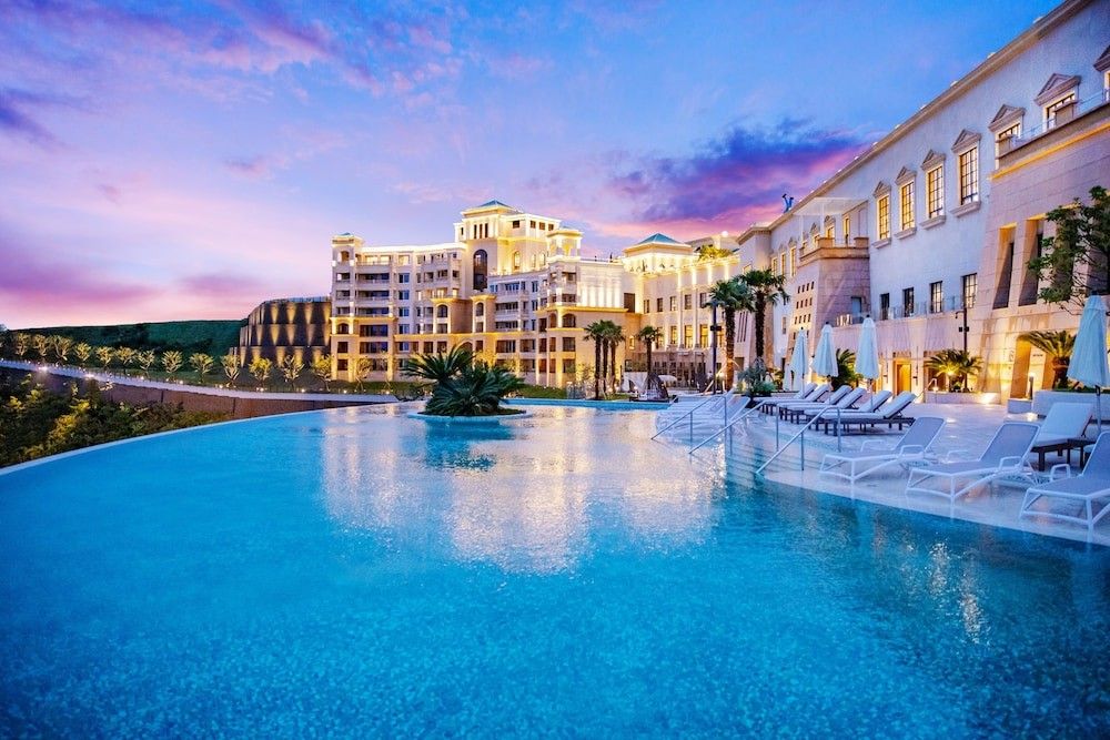 حوض السباحة