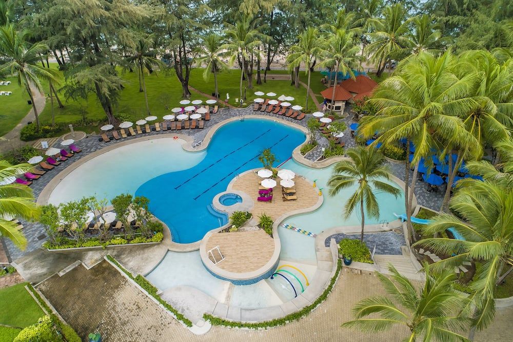 حوض السباحة