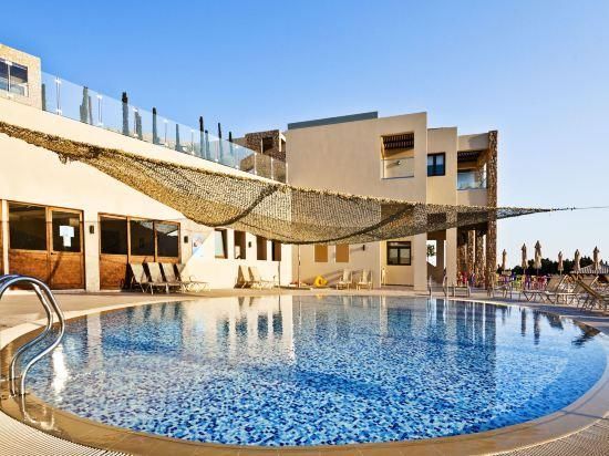 حوض السباحة