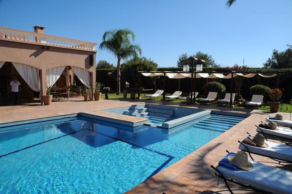 حوض السباحة