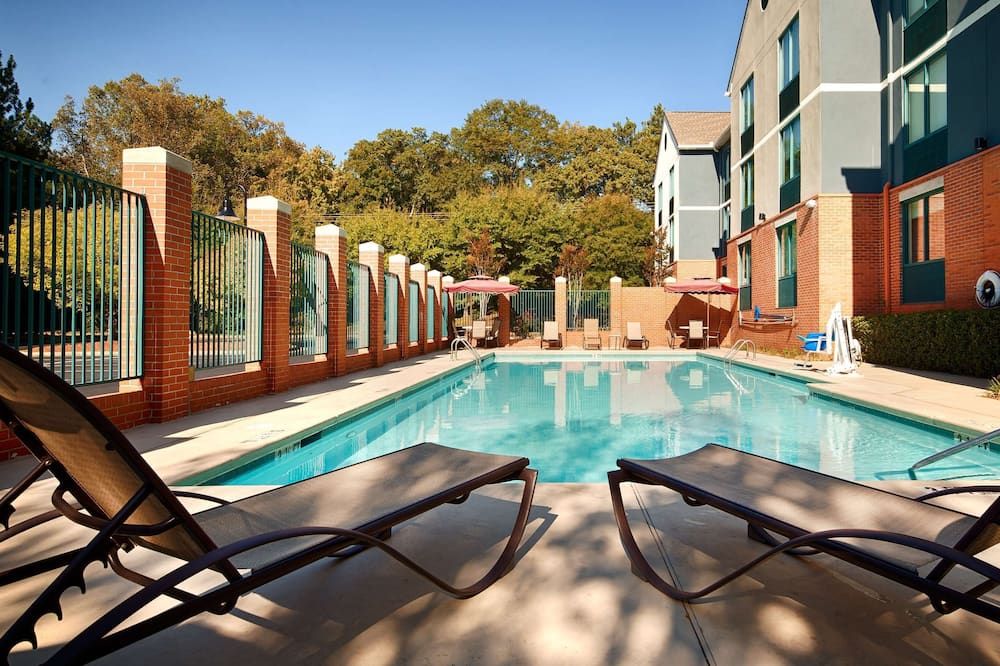 حوض السباحة