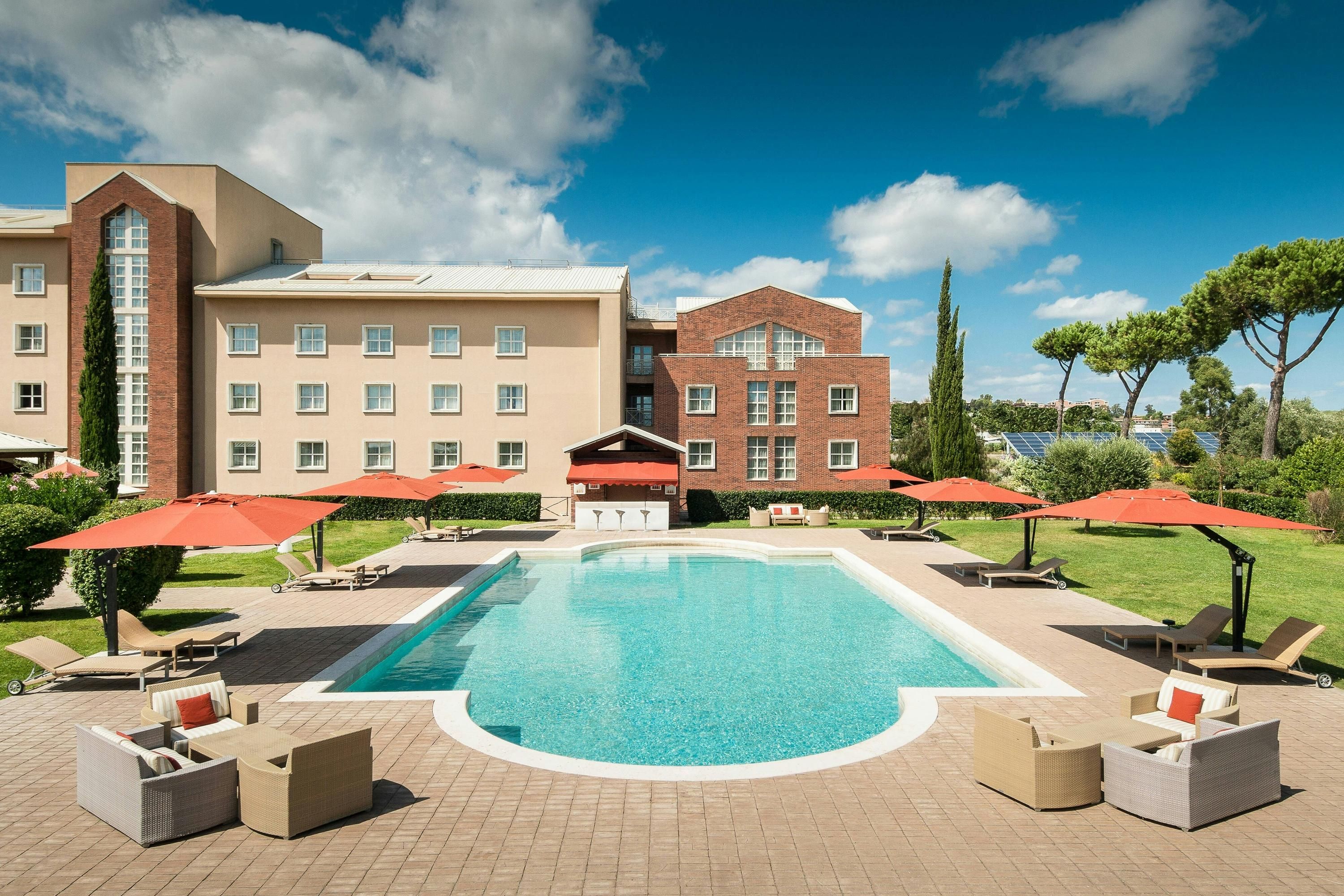 حوض السباحة