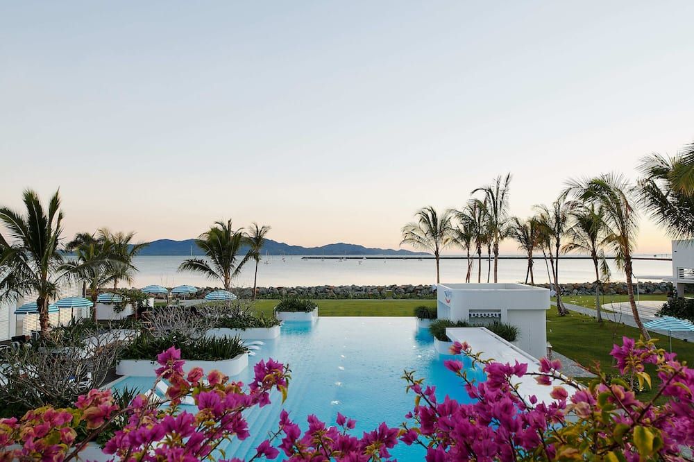 حوض السباحة