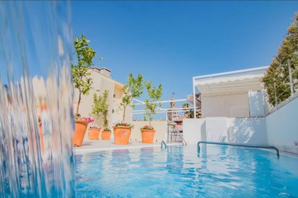 حوض السباحة