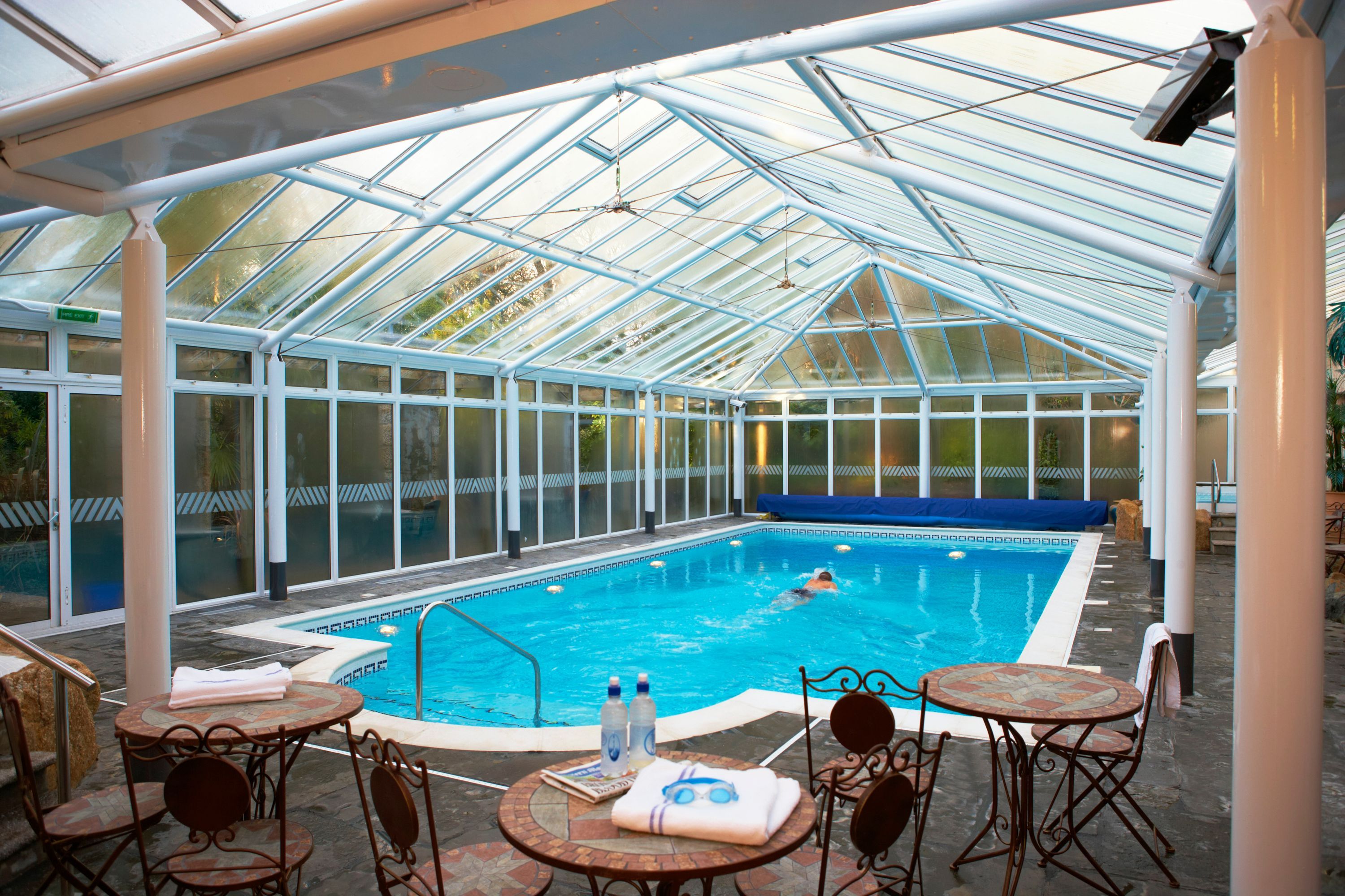 حوض السباحة