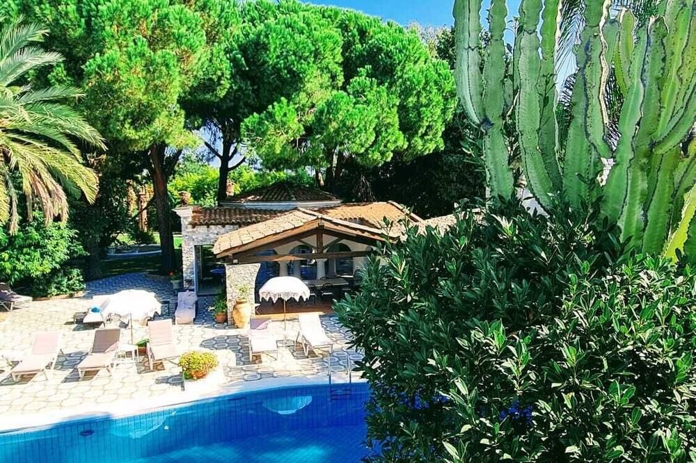 حوض السباحة