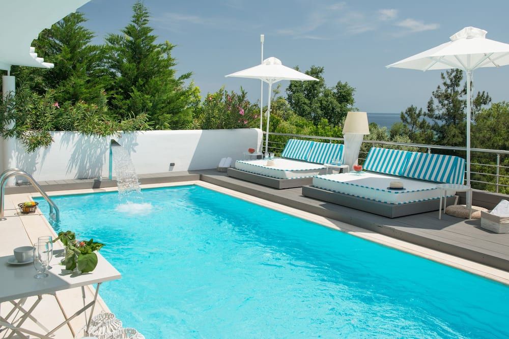 حوض السباحة