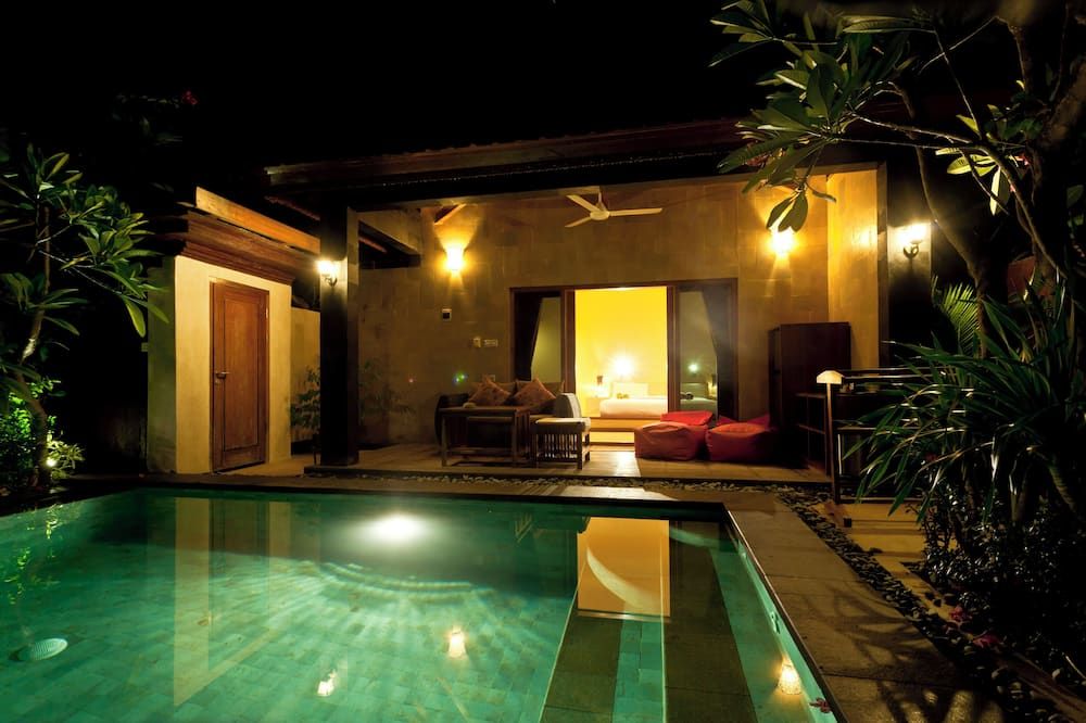 حوض السباحة