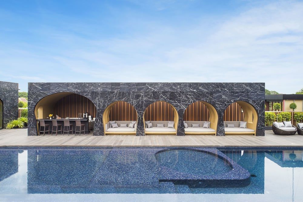 حوض السباحة