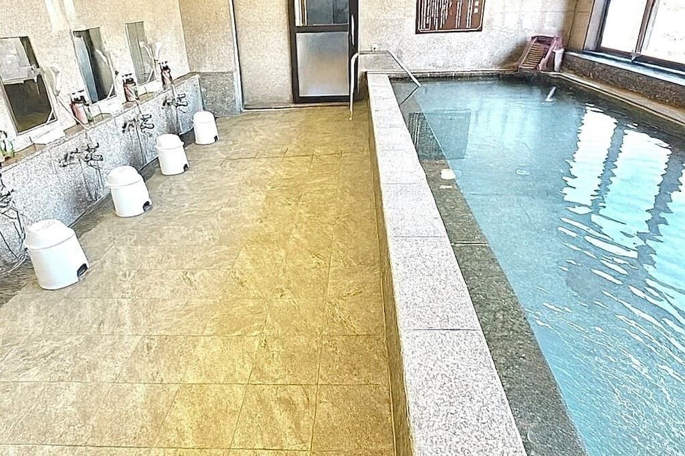 حوض السباحة