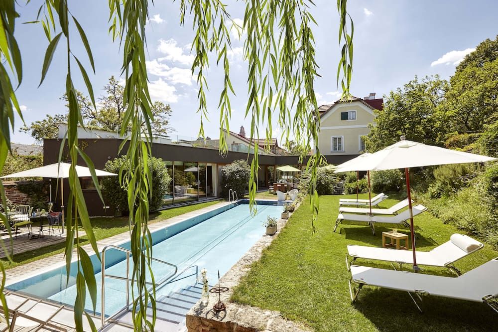 حوض السباحة