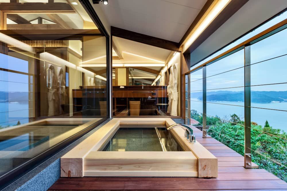 حوض السباحة