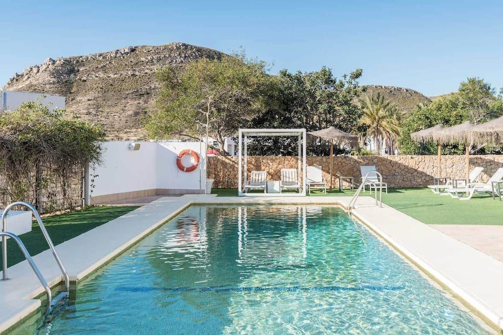 حوض السباحة