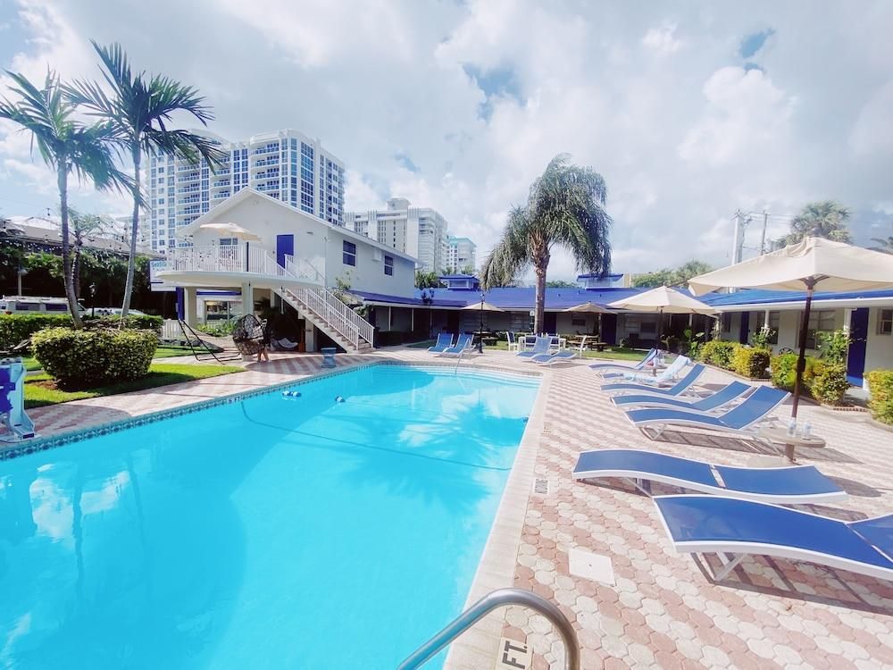 حوض السباحة