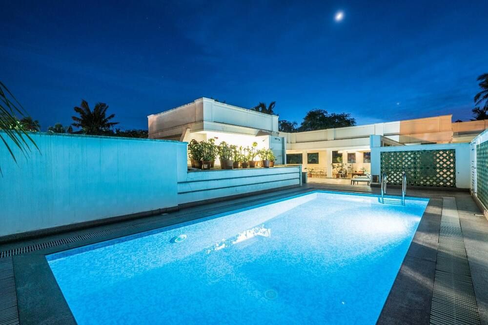 حوض السباحة