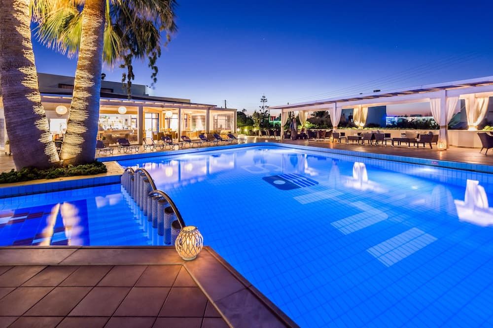 حوض السباحة