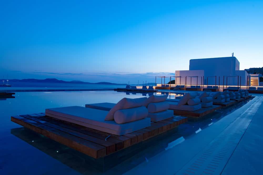 حوض السباحة