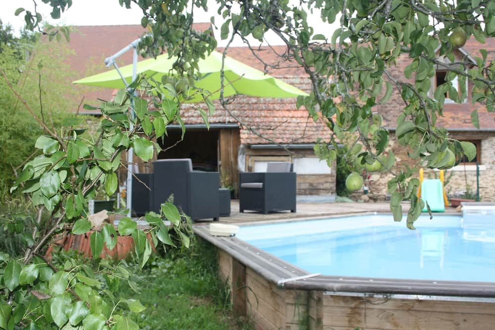 حوض السباحة