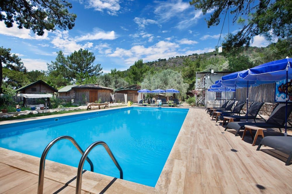 حوض السباحة