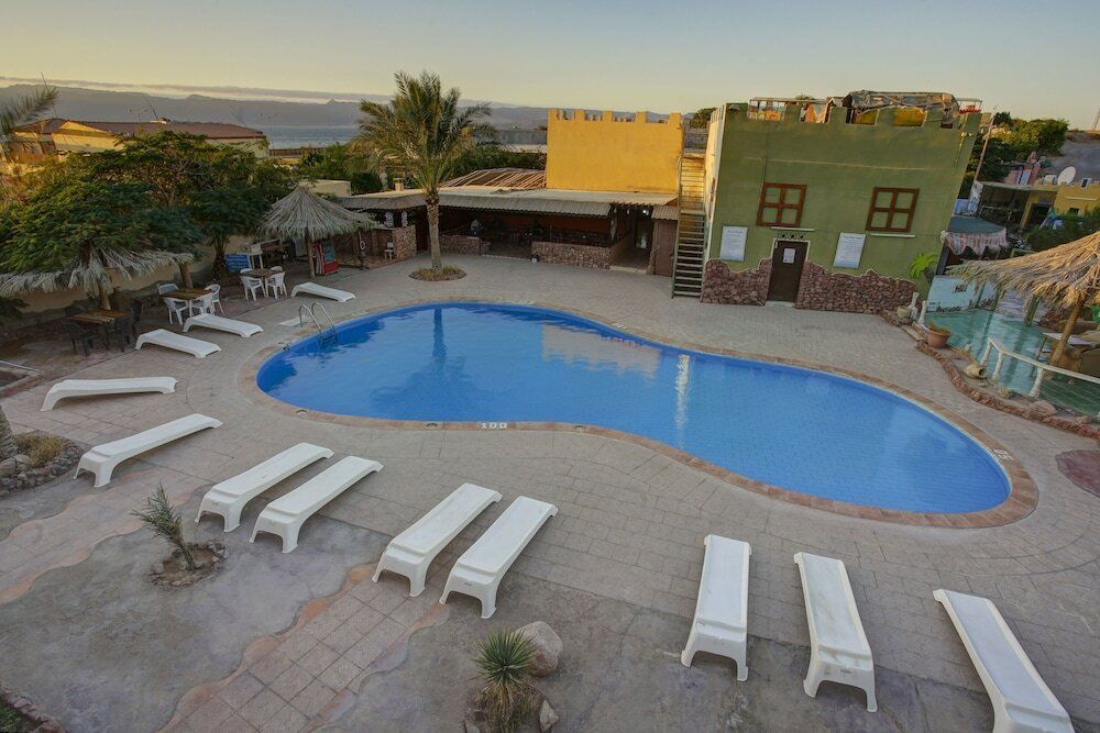 حوض السباحة