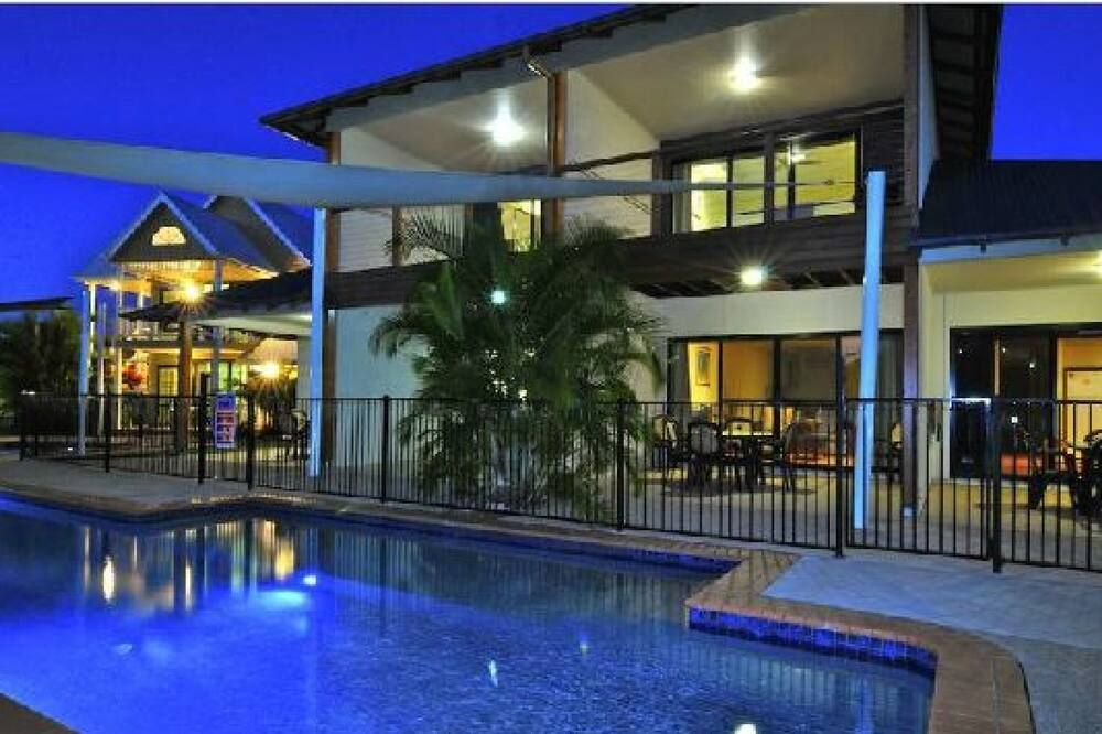 حوض السباحة