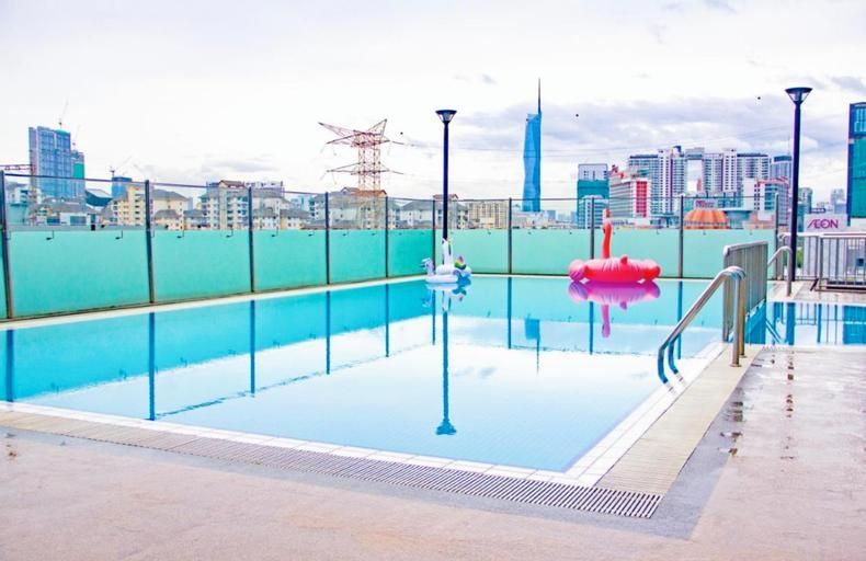 حوض السباحة